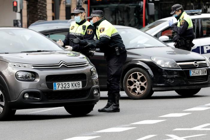 Policías indefensos frente al virus