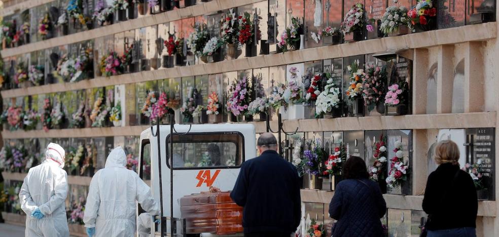 Los enterramientos y las inhumaciones crecen un 23% en Valencia en marzo