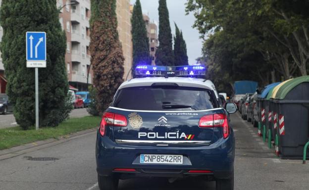 Sorprenden a un hombre robando en una residencia de Patraix detrás de un sofá, con una linterna de cabeza y dos barajas de cartas