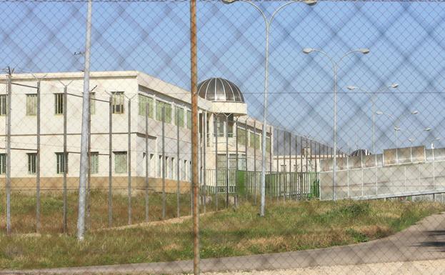 Varios funcionarios sofocan un incendio en un celda en Picassent