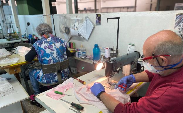 La empresa concursada de Carcaixent con autorización judicial produce 500 mascarillas al día