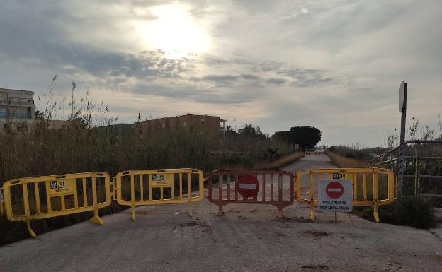 Una única patrulla con dos policías por turno vigilan todos los accesos al pueblo y la playa de Xeraco