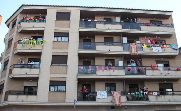 Los alumnos del colegio de Aielo de Malferit llenan de música y color los balcones del municipio