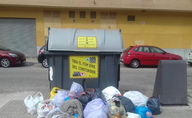 Alzira estudia medidas contra los vecinos que tiren las bolsas de basura fuera del contenedor