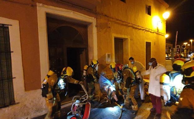 Dos ancianos de Gata, trasladados al hospital por inhalación de humo en el incendio de su casa