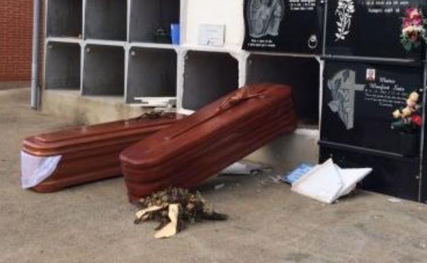 Imagen de archivo de dos nichos profanados en Llíria. /LP