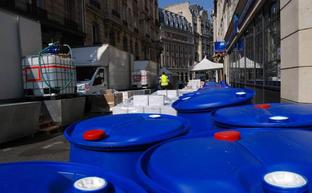 La farmacia Delpech ha ocupado la calle Mignon para aumentar la producción de desinfectante./