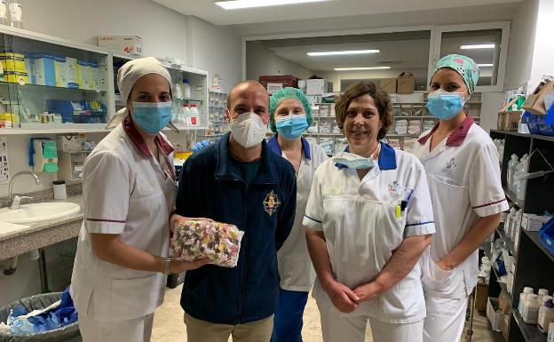 La Junta de Hermandades de Alzira reparte los caramelos del Viernes Santo entre sanitarios y policías