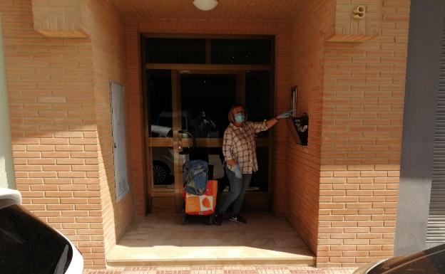 Los municipios reparten mascarillas entre las personas que se desplazan a trabajar desde este martes