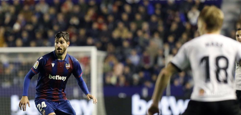 El Valencia y el Levante donan ropa deportiva para personas sin hogar
