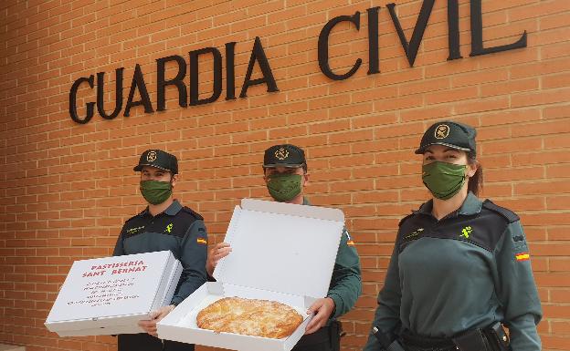 Carlet regala cocas a los trabajadores del confinamiento