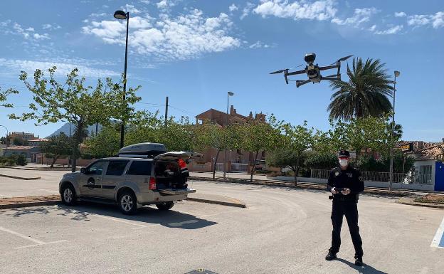 Denuncian a una persona en Dénia al ser «cazada» por un dron mientras paseaba por el parque natural del Montgó