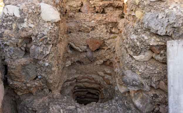 Aparece una letrina de mil años en el castillo del Rebollet