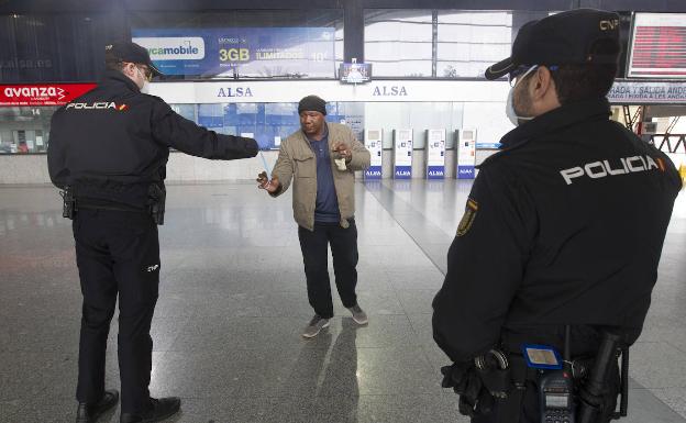 El Gobierno sólo dará hoy mascarillas y deja a las empresas la prevención de contagios