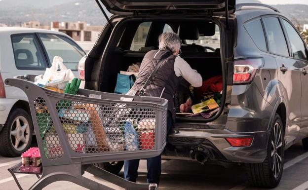 Así han cambiado los hábitos de compra de los españoles: de las latas y el papel al alcohol y los snacks