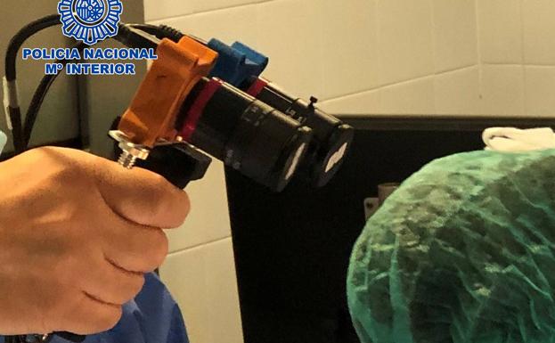 Los artificieros de la policía participan en el diseño de un detector del coronavirus en los objetos