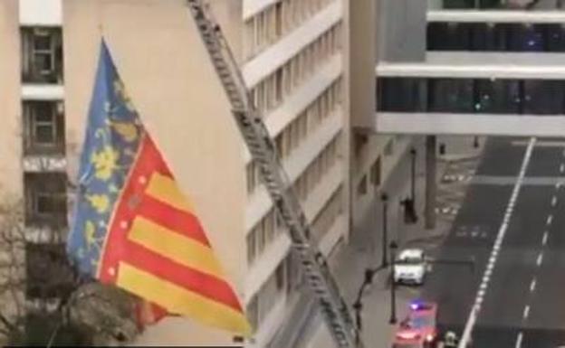 Los Bomberos despliegan una Senyera frente al Clínico