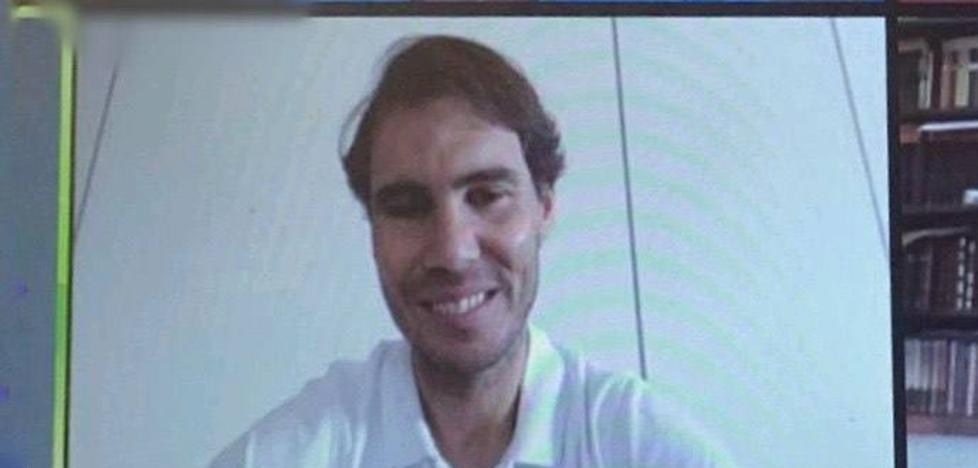 Rafa Nadal charla con un paciente del hospital de Sagunto