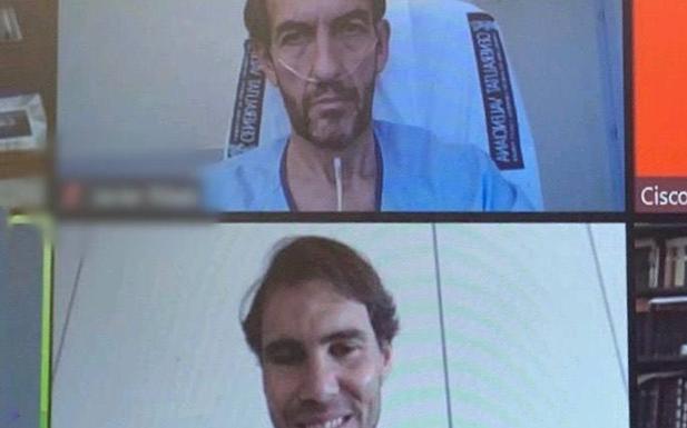 Rafa Nadal charla con un paciente del hospital de Sagunto