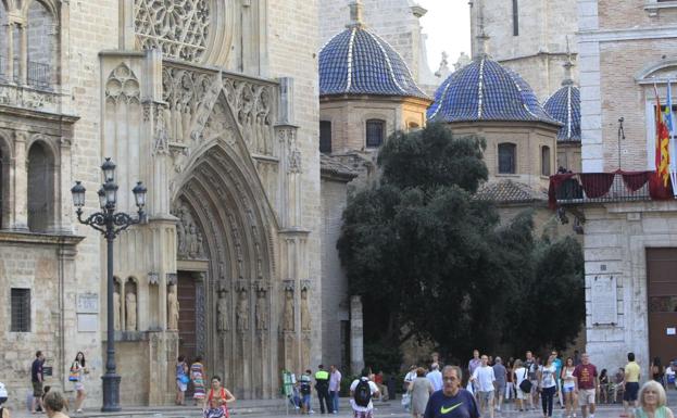 Salen a la luz reliquias y relicarios «inéditos» del tesoro medieval de la Catedral de Valencia