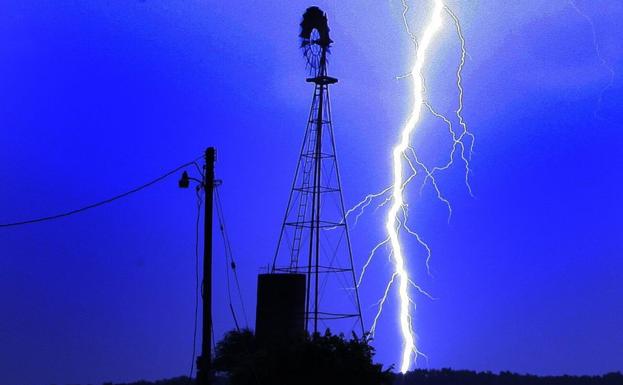 Las tormentas dejan granizo y un rayo «muy intenso» en el interior de Valencia