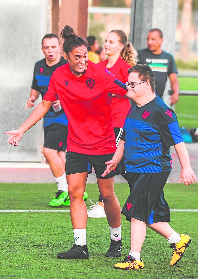 La futbolista que dibuja sonrisas
