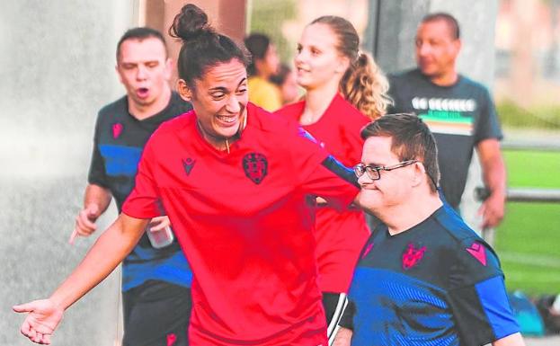 La futbolista que dibuja sonrisas