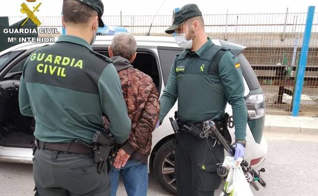 Detenido en Torrevieja por saltarse cuatro veces el confinamiento para ir a pescar