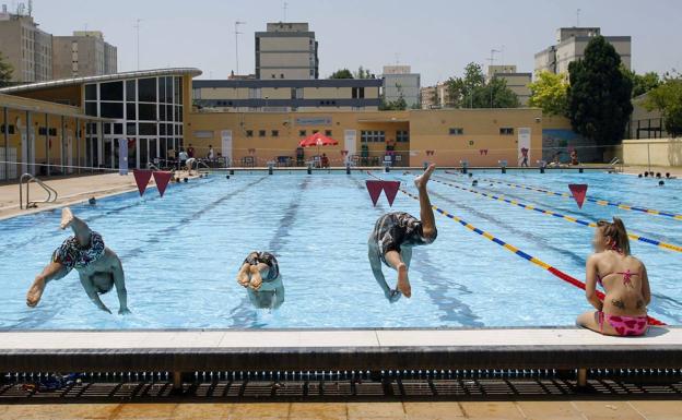 ¿Podremos bañarnos este verano? Los efectos del coronavirus en la playa y en el agua