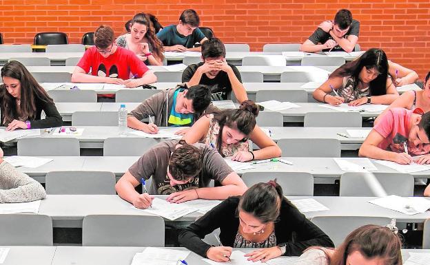 Educación no concreta si hará exámenes y la universidad debate el peso de los suyos