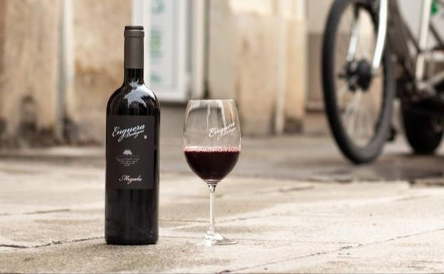 Bodegas Enguera entrega sus vinos en bicicleta