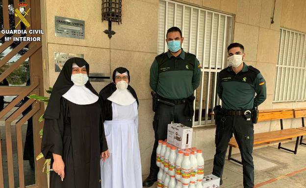 La Guardia Civil de Gandia reparte 800 litros de productos lácteos