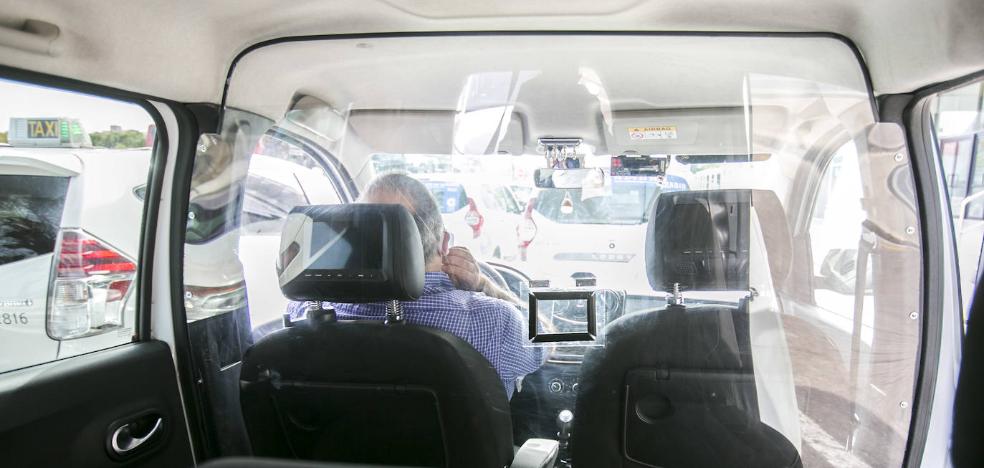 La policía obliga a los taxistas a quitar las mamparas al no estar homologadas