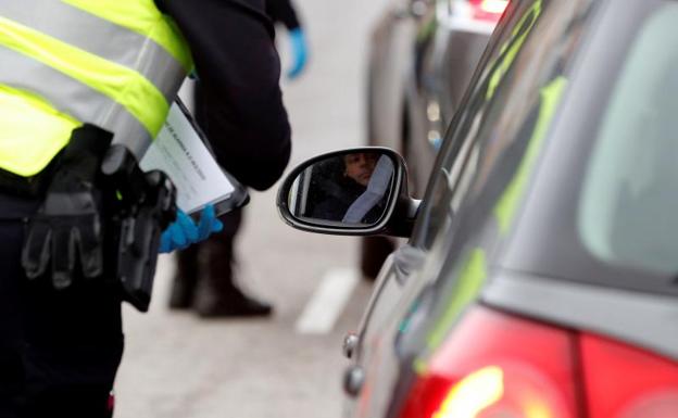 La Policía detiene un vehículo con 4 personas y su conductor además da positivo en alcohol