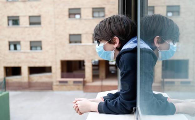 Cómo adaptar una mascarilla de adulto para que la pueda usar un niño