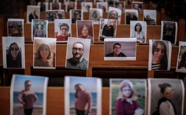 Un cura valenciano llena «el vacío» de la iglesia con las fotos de sus feligreses