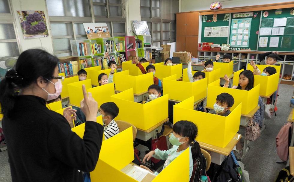 Así vuelven a las aulas los niños en China