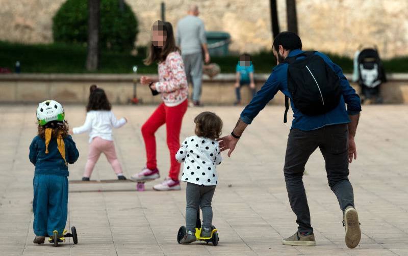 Los niños salen a la calle en la Comunitat tras 43 días confinados en casa