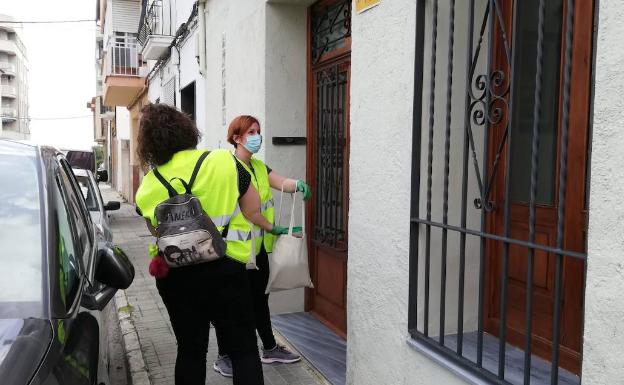 Calp y Pego distribuyen mascarillas entre sus vecinos