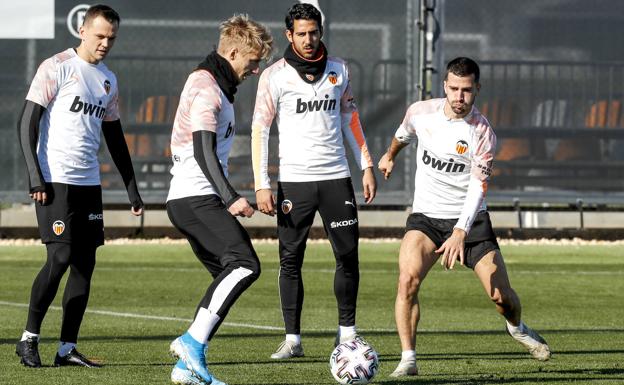 El Valencia, entre el temor de los futbolistas y la polémica con los test