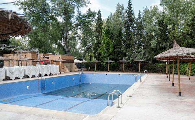 Una piscina cerrada. /Óscar J.Barroso