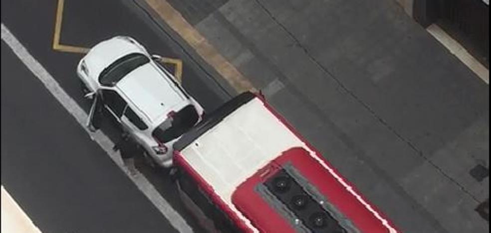 Un juzgado investiga por un delito de daños al conductor de la EMT que embistió a un coche