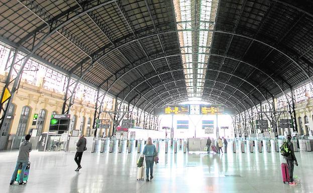 La caída de trenes y aviones lastra a las agencias de viajes