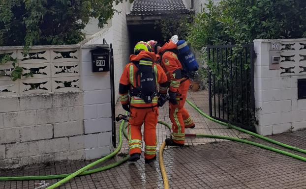 Una octogenaria, intoxicada en un incendio en una casa de Benirredrà