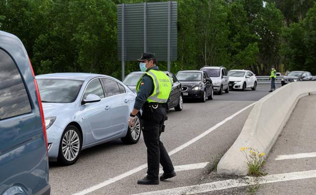 Complicaciones en las carreteras de salida de Madrid y tráfico intenso en Barcelona en el inicio del Puente de Mayo