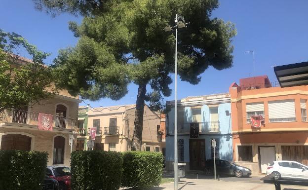 Vecinos de Massanassa cuelgan la imagen del Cristo en los balcones