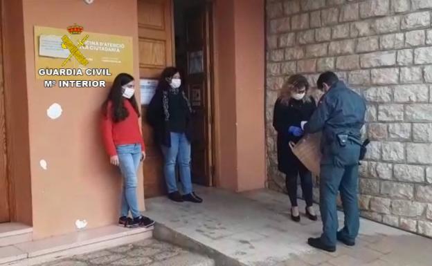 La Guardia Civil reparte material sanitario a los Servicios Sociales de la Massma y la Mancomunitat de Pego i Les Valls