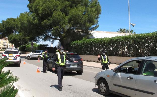 La Policía Local de Dénia multa a cinco personas de otras provincias que no pueden justificar que llegaron antes del estado de alarma