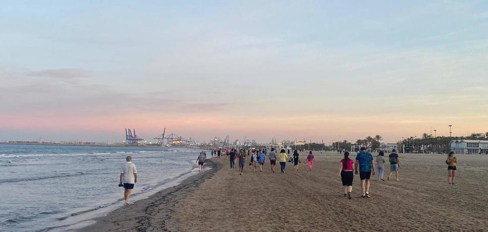 Los valencianos recuperan el atardecer a orillas del Mediterráneo tras 50 días de confinamiento