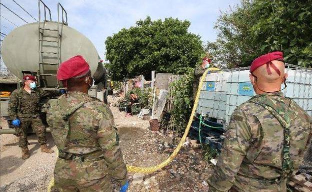 El Ejército tiende la mano a los poblados chabolistas